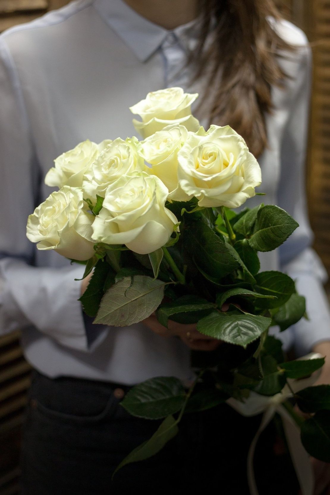 шляпная коробка с розами и гипсофилой для подарка в Балаково