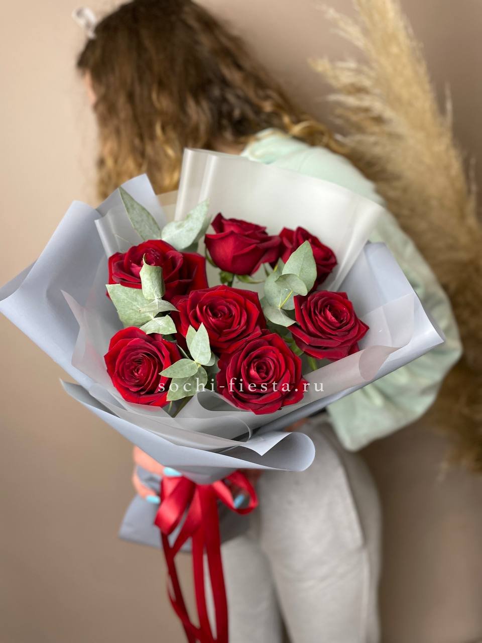 весенняя витрина флористической студии в Балаково с тюльпанами и ранункулюсами