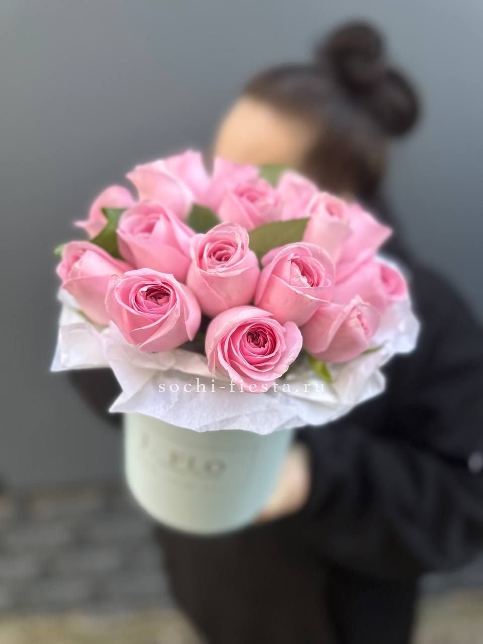 шляпная коробка с розами и хризантемами для студии флористики в Балаково