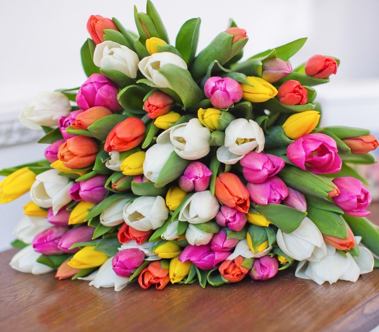 корпоративная композиция с розами и хризантемами для офиса в Балаково