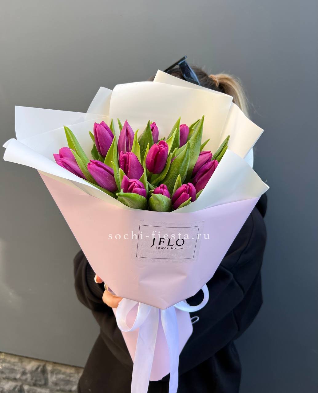 видовой каталог с розами и пионами в студии флористики в Балаково