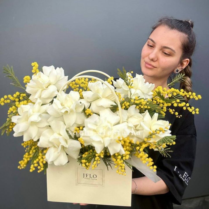 Французские Розы и мимоза  в сумочке  в Балаково