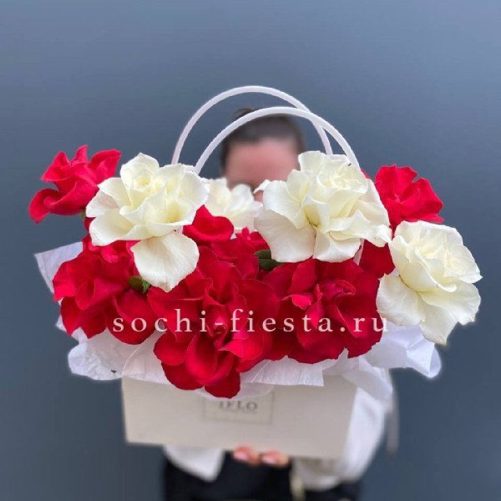 Сумочка  красных и белых роз в Балаково