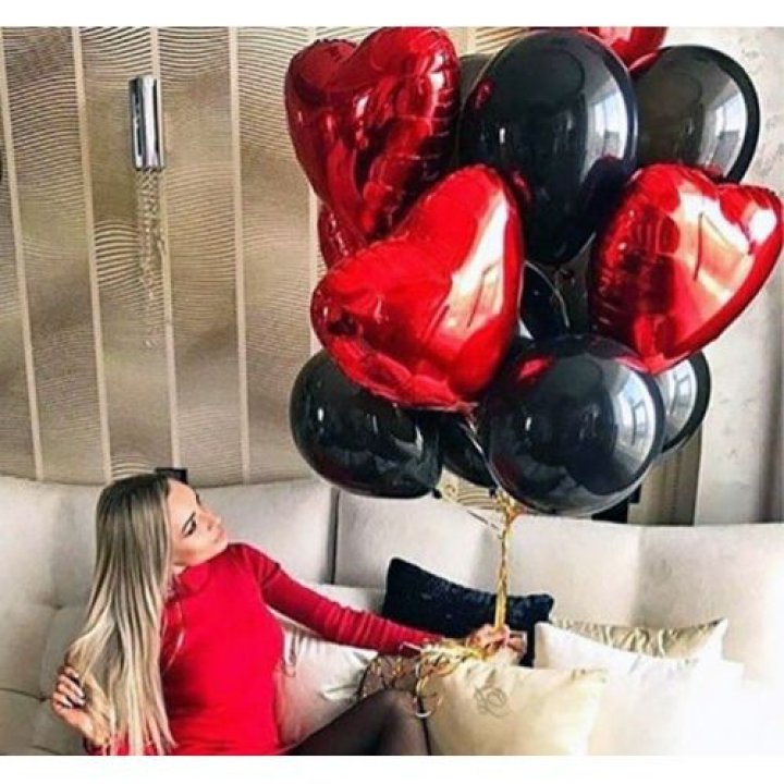 Фонтан из красных сердец с чёрными шарами  в Балаково