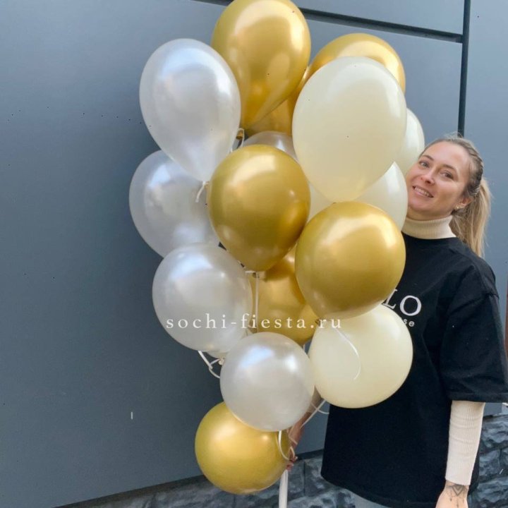 Облако шаров из белого и золотого оттенков в Балаково