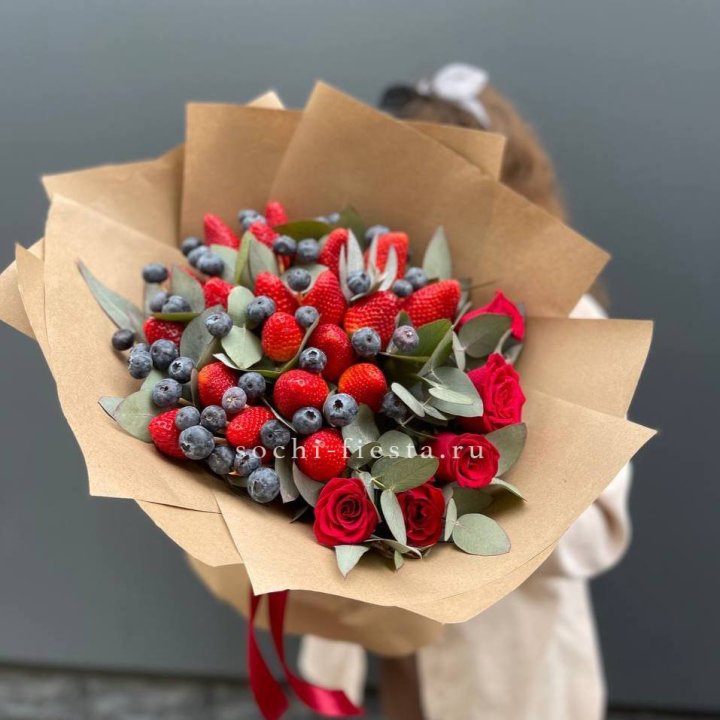 Клубника и голубика с цветами в Балаково