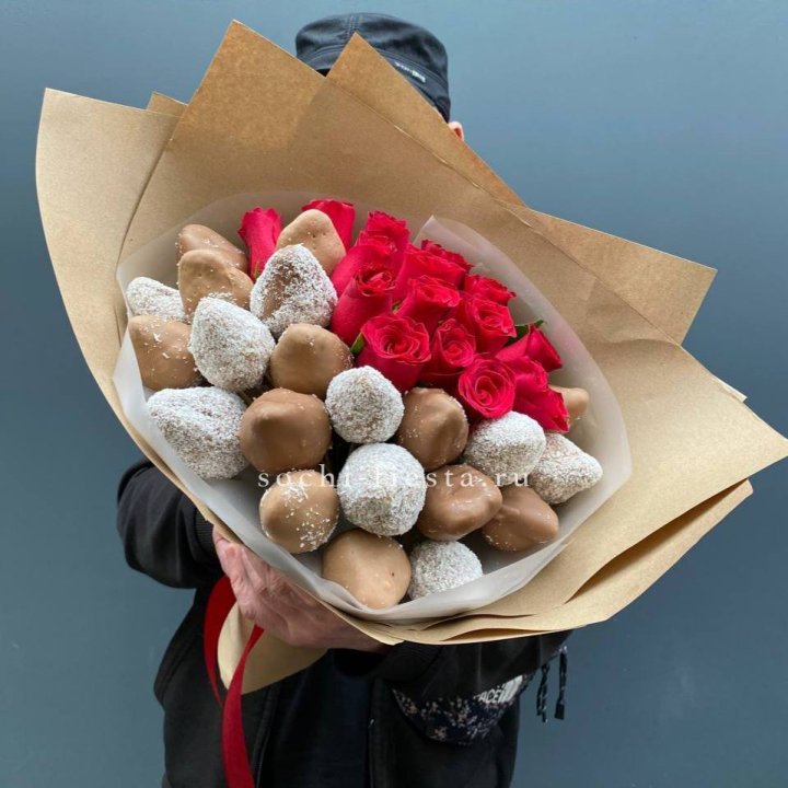 Розы и клубника в шоколаде Мерси в Балаково