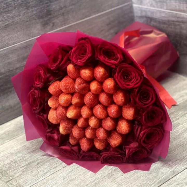 Клубничный букет с розами в Балаково