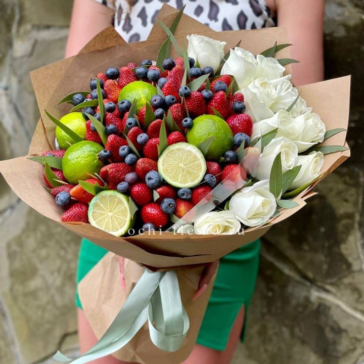 Ягодно-цитрусовый букет с розами в Балаково
