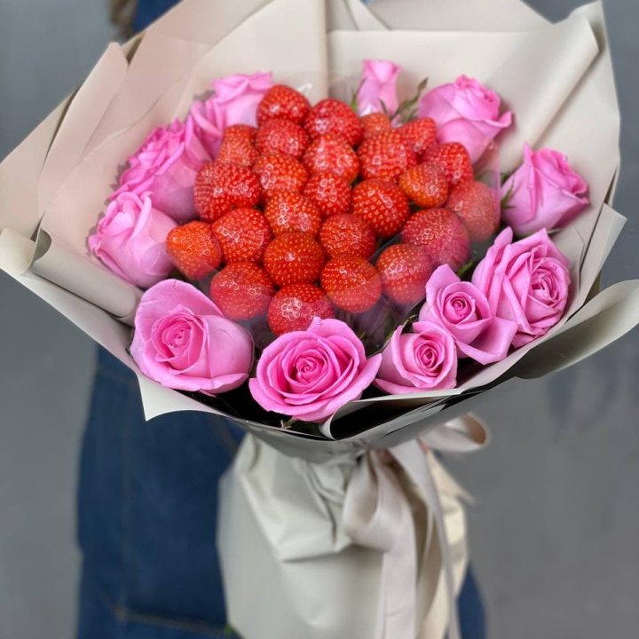 Клубника и розы в Балаково