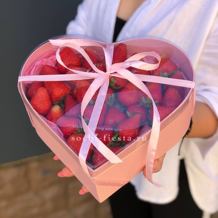 Коробочка сердце  с клубникой в Балаково