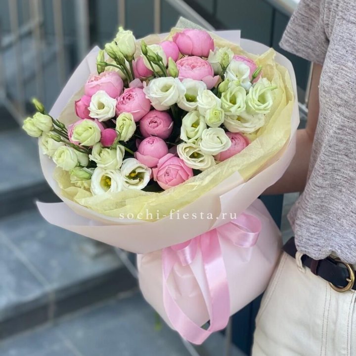 Букет кустовых роз с эустомой в Балаково