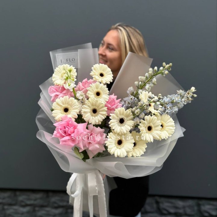 Букет роз и гербер в Балаково