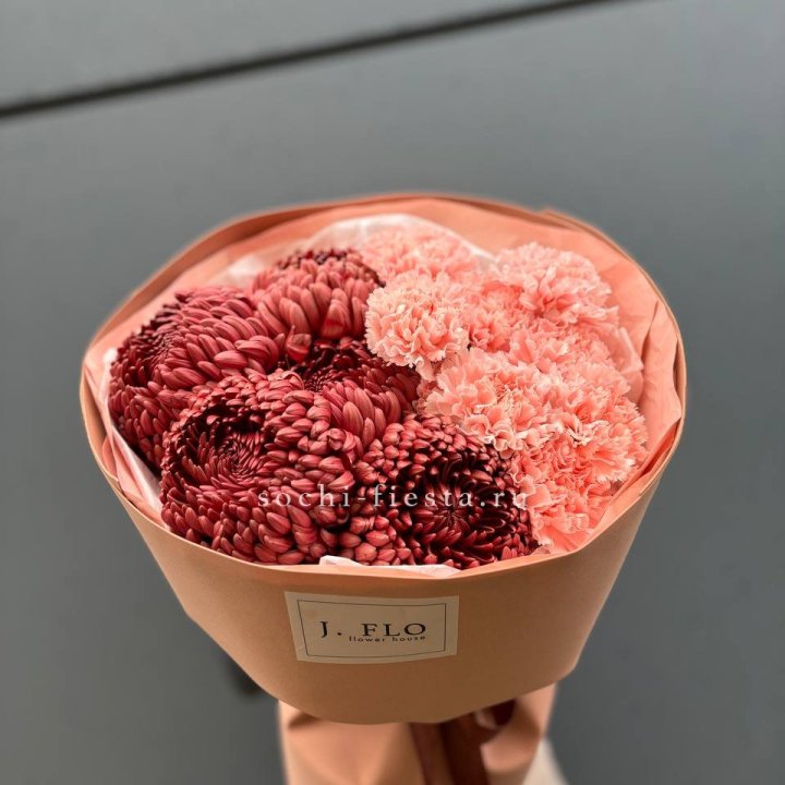 Букет хризантем и диантусов  в Балаково