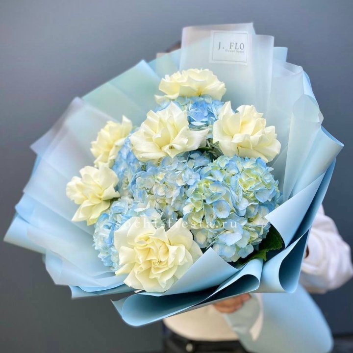  Букет из голубых гортензий и роз  в Балаково