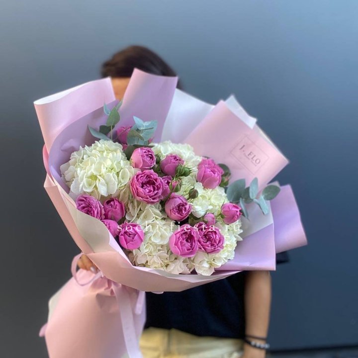 Букет белых гортензий и пионовидных роз  в Балаково