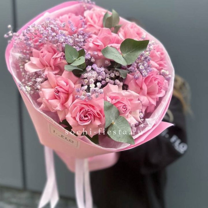 Розовые французские розы с гипсофилой в Балаково