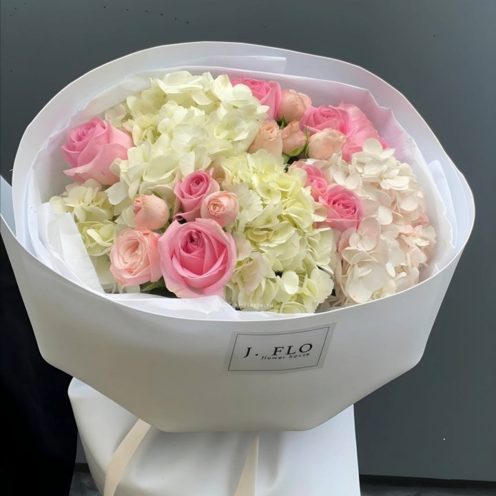  Букет гортензии и роз  "Тиамо" в Балаково