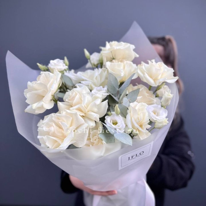 Букет французских роз и эустомы  в Балаково