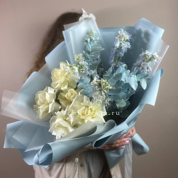Букет из белых французских роз и дельфиниума в Балаково