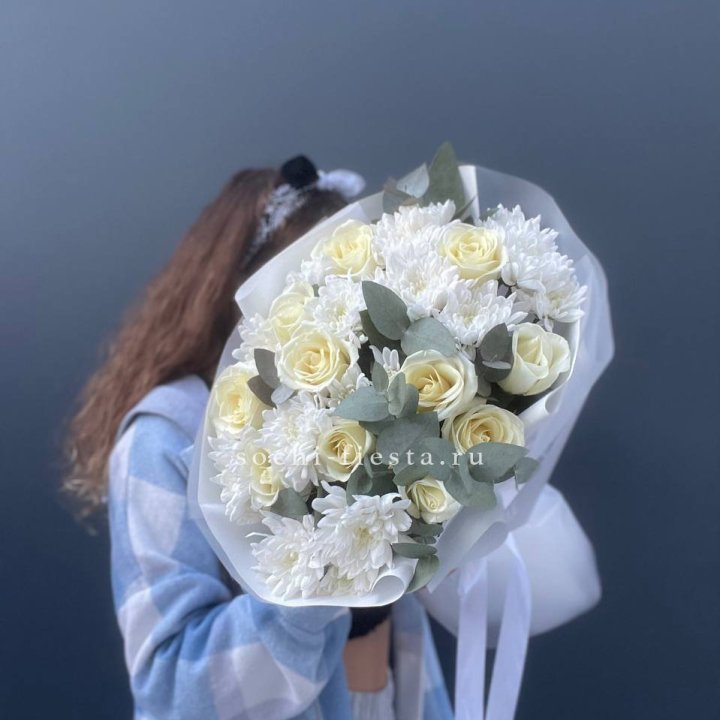  Букет белых роз с хризантемой  в Балаково