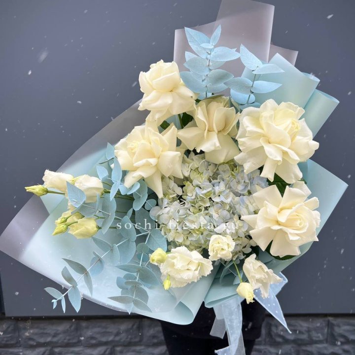 Букет с гортензией и белыми французскими розами в Балаково