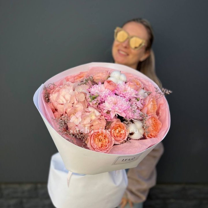 Букет гортензии и кустовых роз  в Балаково