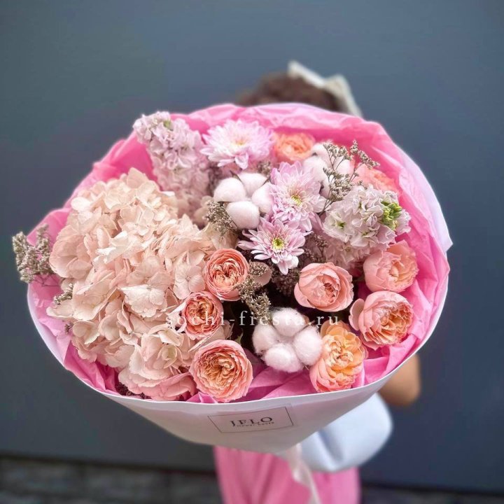 Букет гортензии и кустовых роз "Абрассо" в Балаково