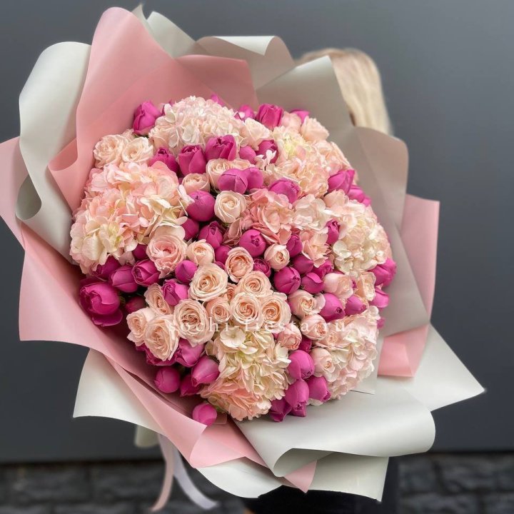 Букет кустовые розы и гортензия в Балаково