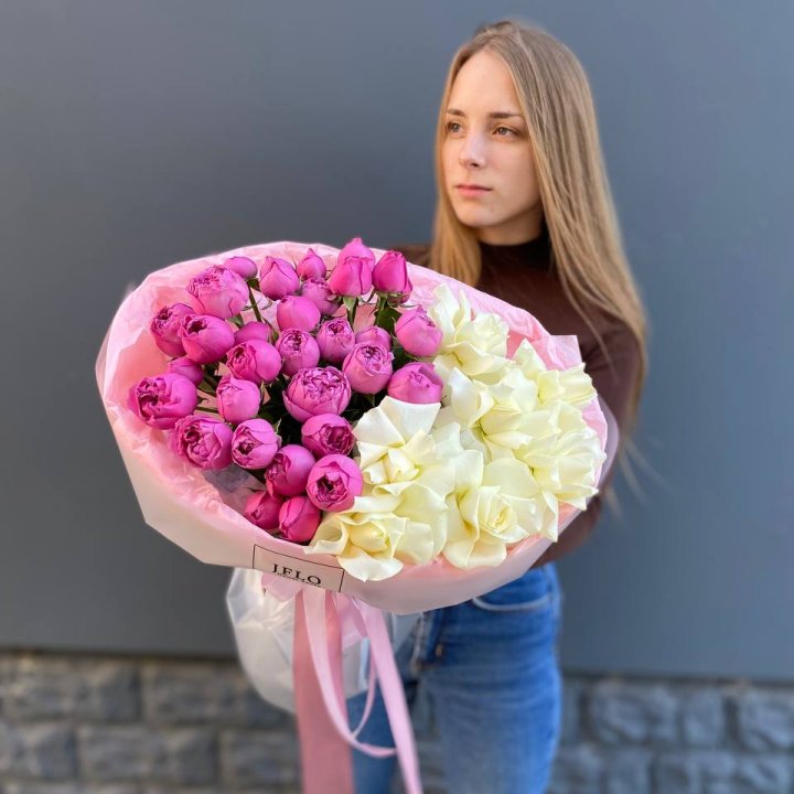 Дуо белых и кустовых роз в Балаково