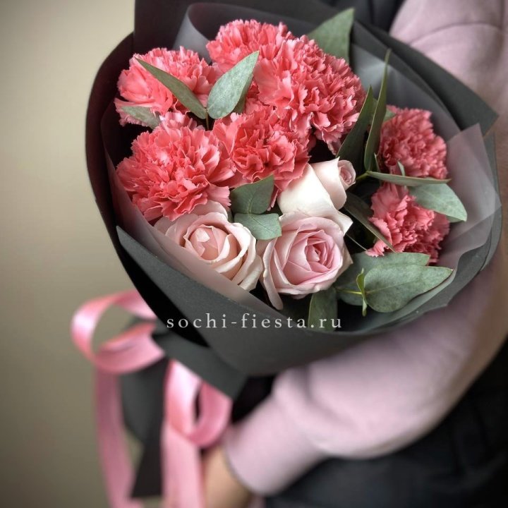 Букет из роз и диантусов "Пенелопа" в Балаково