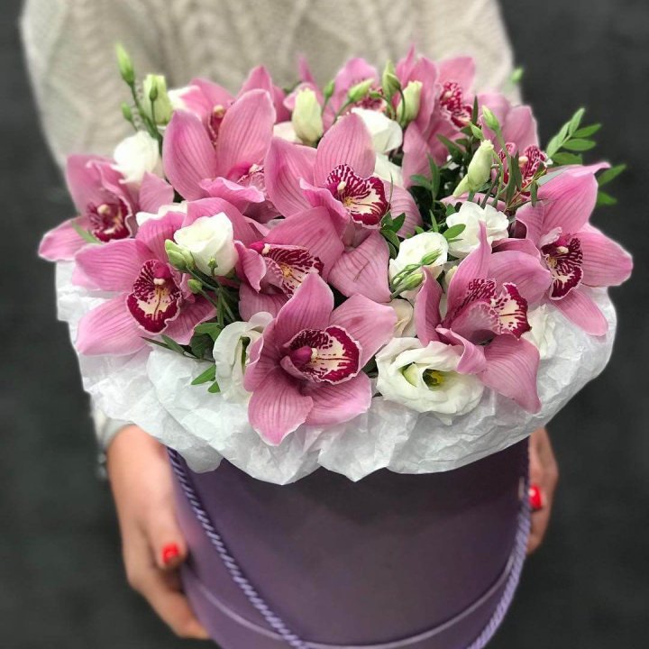 Орхидея и эустома в шляпной коробке в Балаково