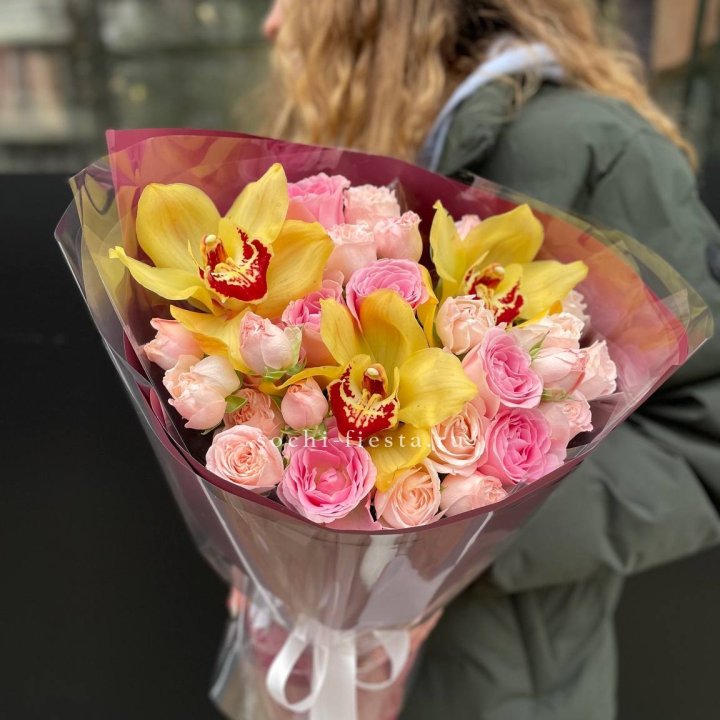  Букет орхидей и роз Есенья в Балаково