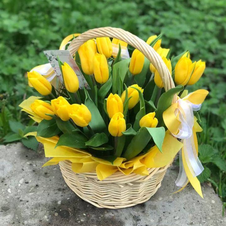 25 желтых тюльпанов в корзине в Балаково