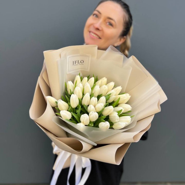 35 белых тюльпанов в Балаково