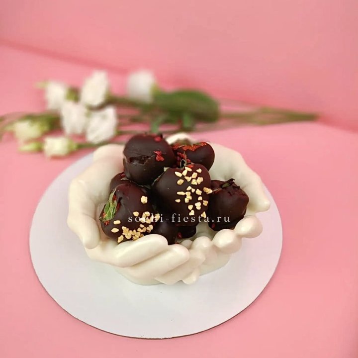 Клубника в шоколаде на шоколадных ладонях  в Балаково