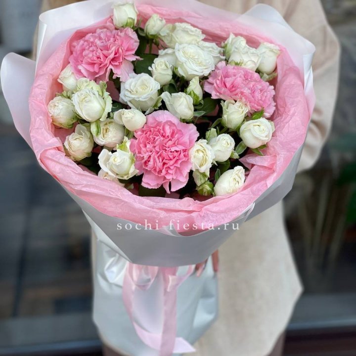 Букет розы с диантусами "Блэш" в Балаково