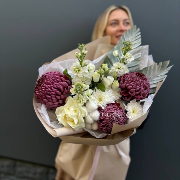 Хризантемы с маттиолой розами эустомой Чика в Балаково