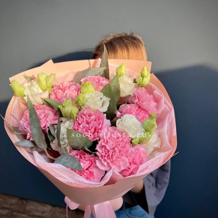 Букет гвоздик и  эустом "Сири" в Балаково