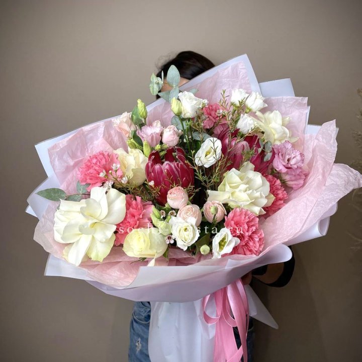 Букет с протеей, розами "Элеонора" в Балаково