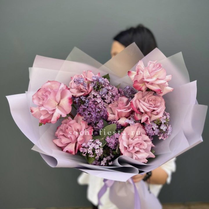 Букет из розовых роз и сирени в Балаково