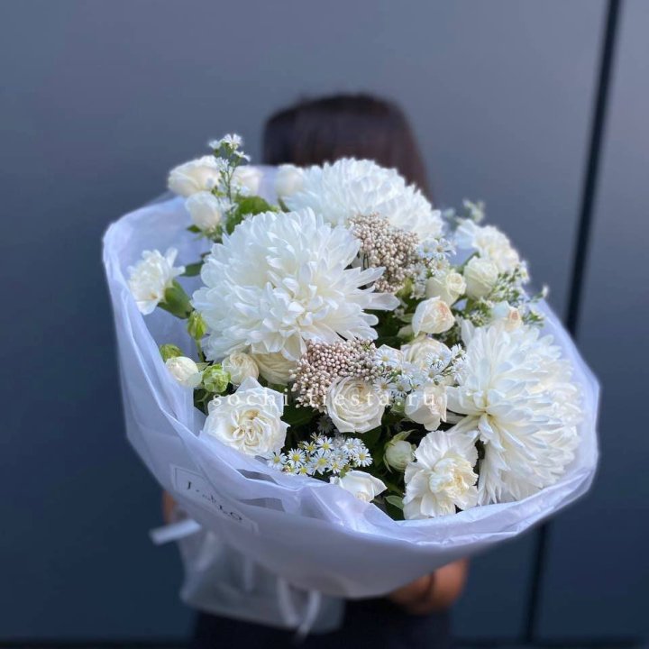 Букет хризантем и роз вайт шотс в Балаково