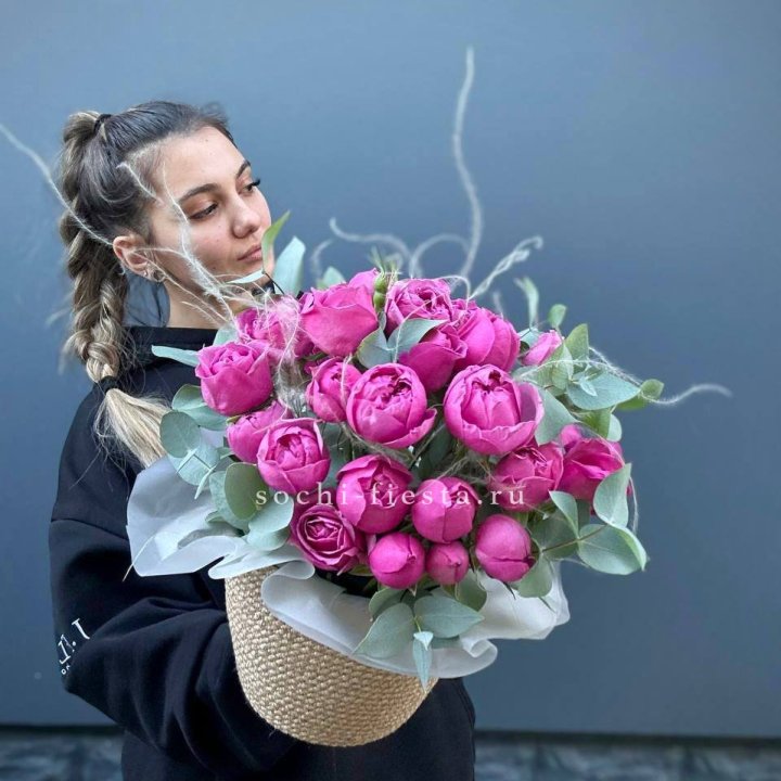 Пионовидные розы  в джутовом кашпо  в Балаково