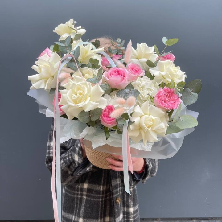 Кашпо с розами в Балаково