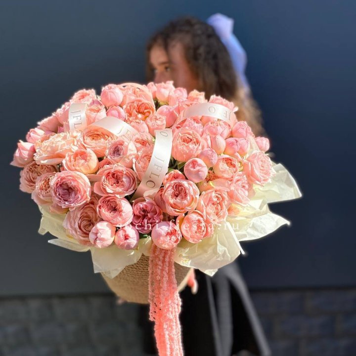 Кустовые розы Джульетта в джутовом кашпо в Балаково