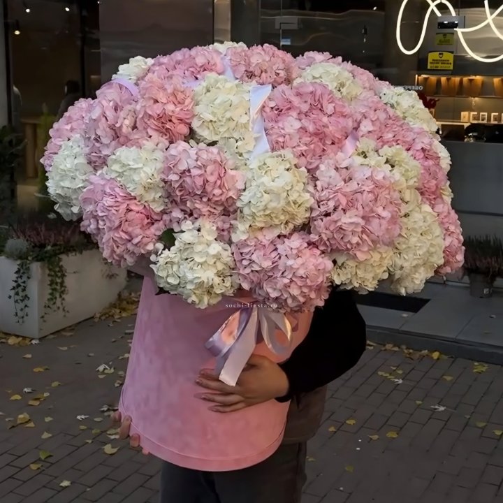 Дизайнерский цилиндр с гортензиями  в Балаково