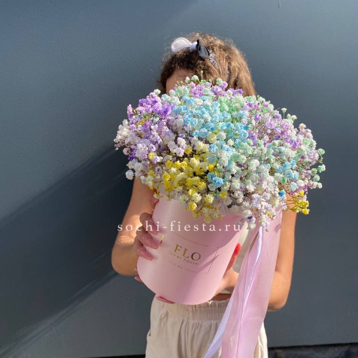 Радужные гипсофилы в шляпной коробке в Балаково