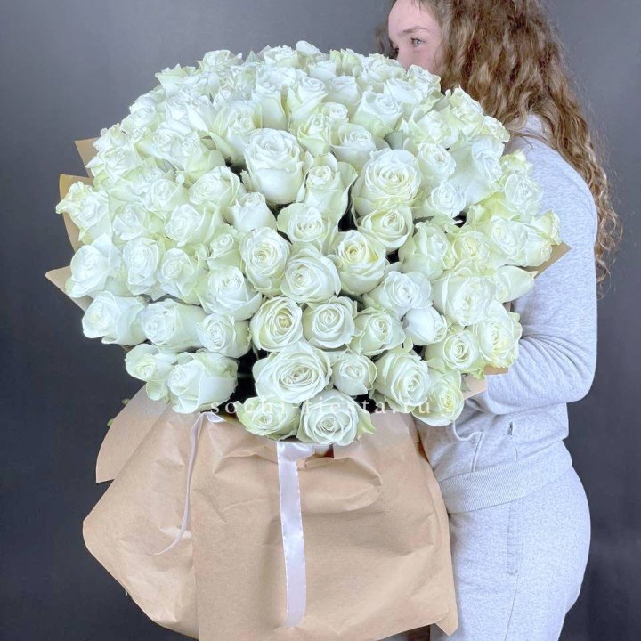 101 белая высокая импортная роза в Балаково