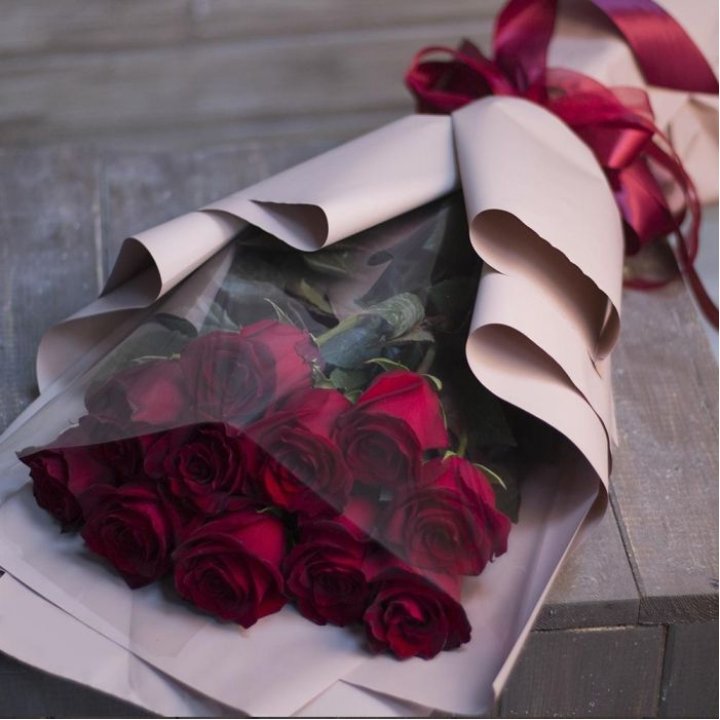 11 голландских роз в оформлении в Балаково