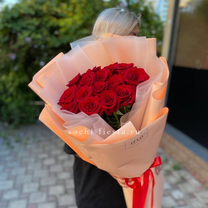 15 голландских роз в оформлении в Балаково